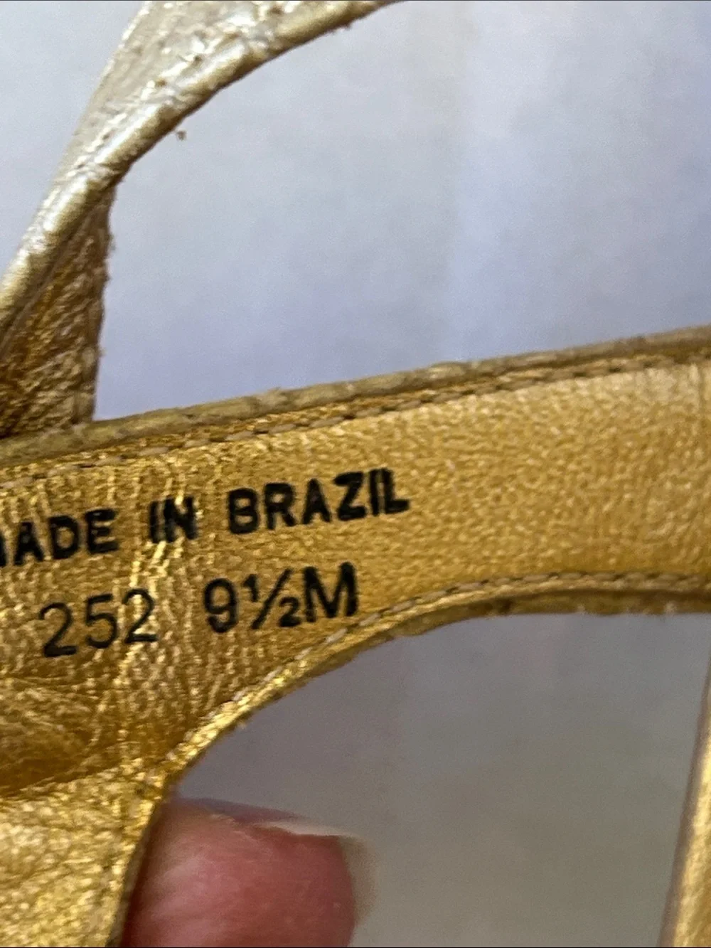 KATE SPADE METALLIC GOLD TONED EMBOSSED LEATHER TRIM SANDALS SIZE 91/2